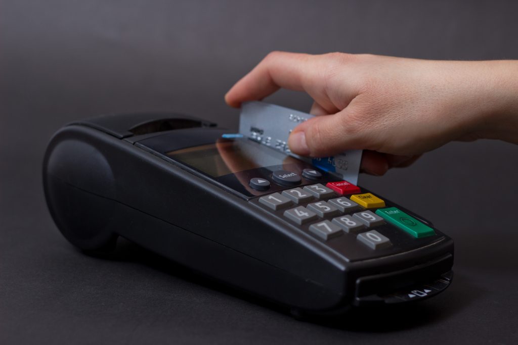 Як платіжні системи контролюють відповідність стандарту PCI DSS?